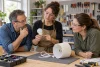 Formatrice présentant une ampoule LED et une lampe débranchée dans un atelier de bricolage générique.